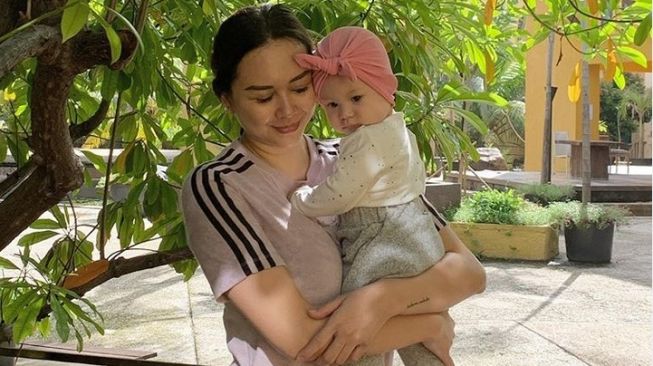 Aura Kasih bersama putrinya, Bella. [Instagram]