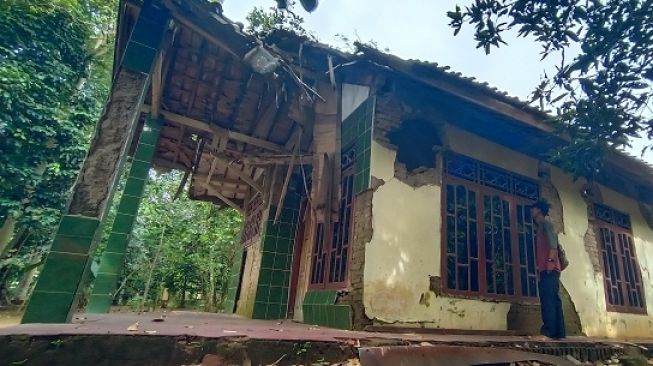 Tinggal di Rumah Nyaris Ambruk, Nenek Sumi Tak Pernah Tersentuh Bantuan