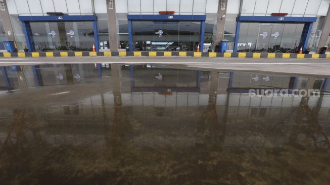 Suasana sepi di Terminal Pulo Gebang, Jakarta, Rabu (27/5). [Suara.com/Angga Budhiyanto]