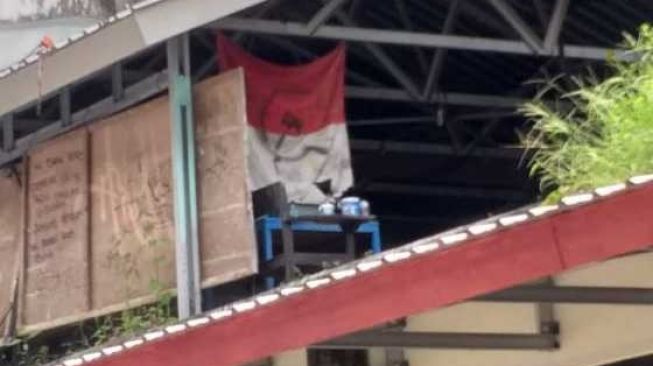 Heboh Merah Putih Logo Palu Arit Berkibar di Kampus, Ini Respons Unhas