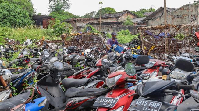 Pemulung beraktivitas di tempat penampungan Teluk Pucung, Bekasi, Jawa Barat, Rabu (27/5). [Suara.com/Alfian Winanto]