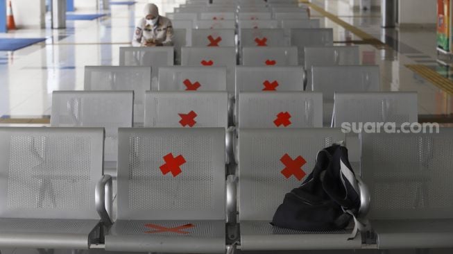 Petugas berada di Terminal Pulo Gebang yang sepi di Jakarta, Rabu (27/5).  [Suara.com/Angga Budhiyanto]