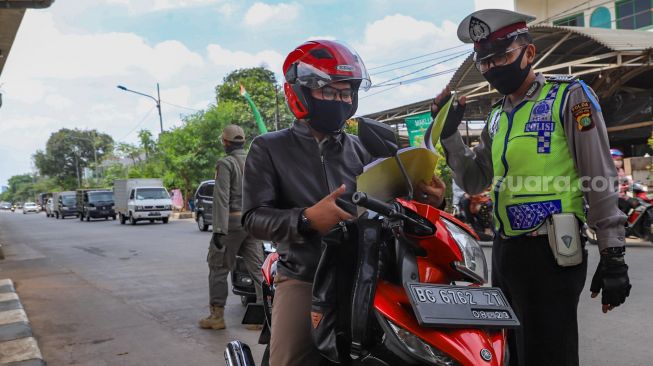 Puluhan Kendaraan Mau Masuk Jakarta Diusir di Jalan Bekasi Raya