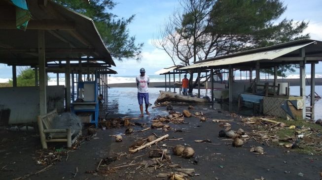 Gelombang Tinggi Hancurkan Area Wisata Pantai Trisik, Warung Tersapu Ombak