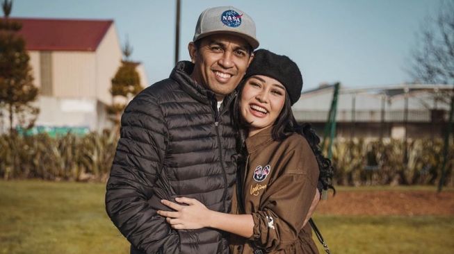 Mendiang Glenn Fredly datang, Mutia Ayu: Makasih udah tengokin