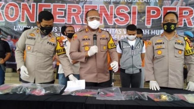 Masukan Narkoba dan Ancam Tembak Kaki, 5 Polisi Gadungan Peras Warga