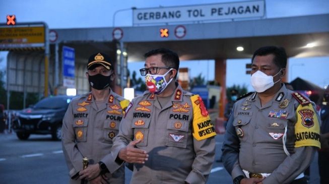 Kepala Korps Lalu Lintas Polri Irjen Pol Istiono saat meninjau pos pengaman terpadu penyekatan arus kendaraan yang akan balik usai Lebaran Idul Fitri 1441 H di Gerbang Tol Pejagan, Jawa Tengah, Kamis (28/5/2020) [ANTARA/HO-Korlantas Polri].