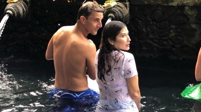 Tamara Bleszynski mandi bareng bule, yang diduga pacar barunya. [Instagram]