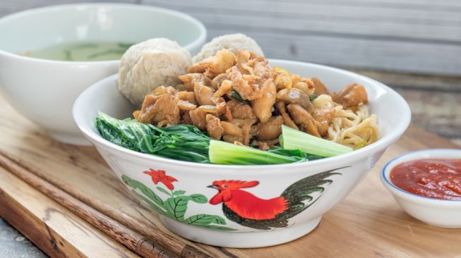 Sajian mie ayam bakso. (Shutterstock)