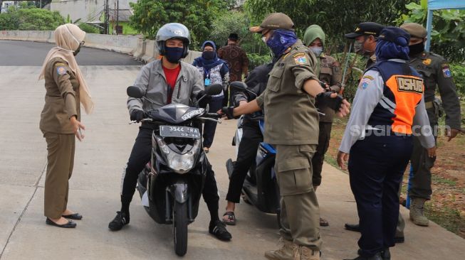 Transisi New Normal, Anies: Silakan Naik Motor Boncengan