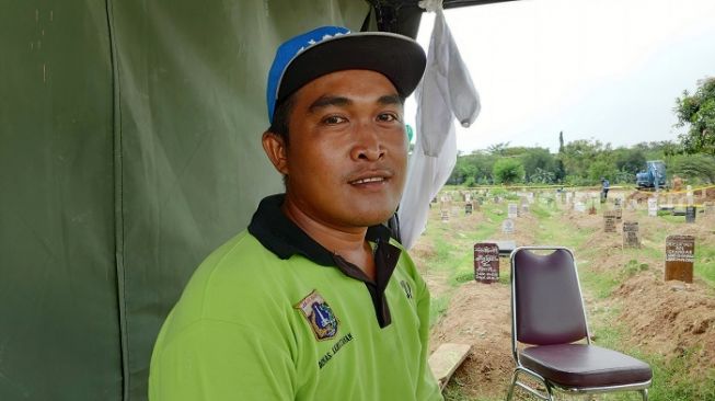 Jimi, petugas Sudin Pemakaman Jakarta Barat di TPU Tegal Alur. (Suara.com/Bagaskara).