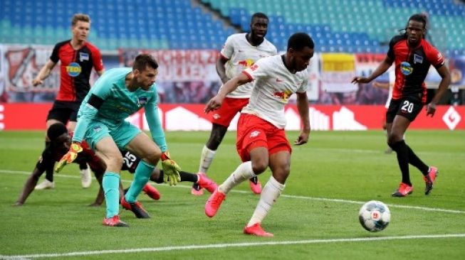 Striker RB Leipzig Ademola Lookman (tengah) membawa bola dan mendapatkan pengawalan dari kiper Hertha Berlin Rune Jarstein (kiri) dalam lanjutan Liga Jerman. Alexander HASSENSTEIN / POOL / AFP