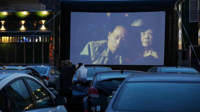 Warga New York menikmati tayangan film di bioskop drive in di masa pandemi Covid-19 di Queens, New York City, Amerika Serikat pada 27 Mei 2020.  [Foto/Anadolu Agency]