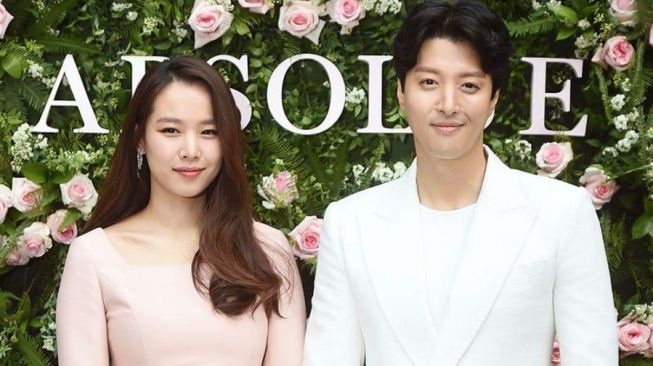 Lee Dong Gun dan Jo Yoon Hee. [Soompi]