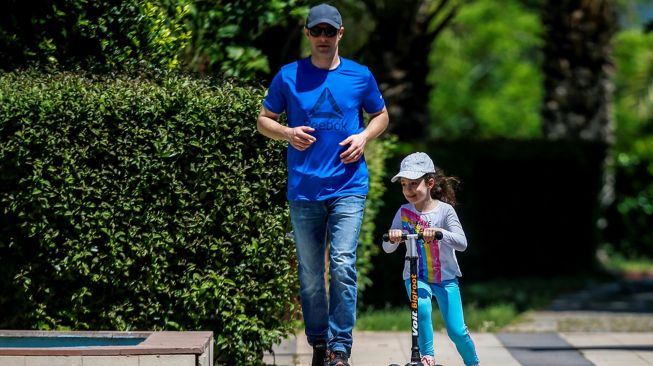 Orang tua menemani anaknya  bermain di taman setelah Turki mengizinkan anak-anak 14 tahun meninggalkan rumah  di Antalya, Turki pada 27 Mei 2020.  [Foto/Anadolu Agency]