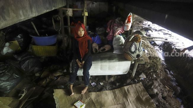 Selvi (20) berada di tempat tinggalnya di bawah jembatan di kawasan Cibubur, Jakarta, Kamis (28/5). [Suara.com/Angga Budhiyanto]