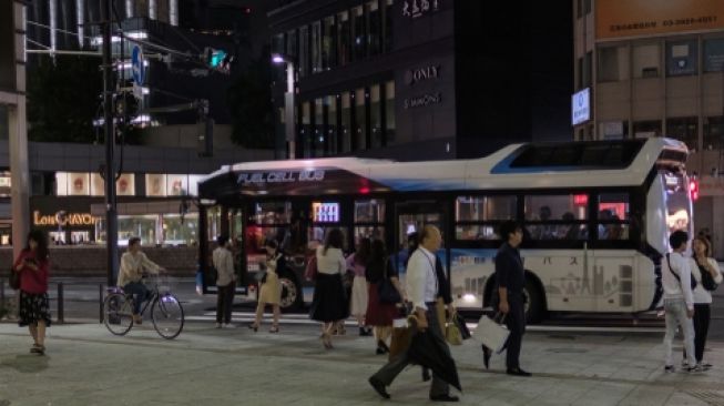 Bus berbahan bakar listrik dalam sel hidrogen yang digunakan di kawasan Ginza, Tokyo, Jepang. Sebagai ilustrasi bus hidrogen [Shutterstock].