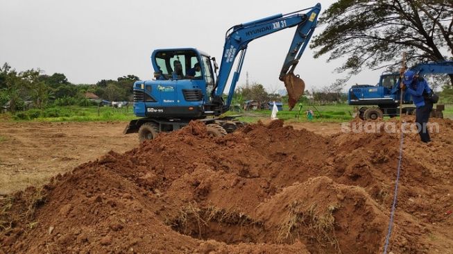 Bukan Cangkul, Kuburan Jenazah Corona di Tegal Alur Digali Pakai Ekskavator