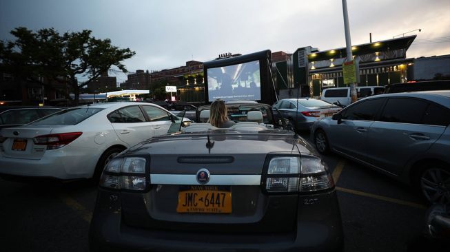 Warga New York menikmati tayangan film di bioskop drive in di masa pandemi Covid-19 di Queens, New York City, Amerika Serikat pada 27 Mei 2020.  [Foto/Anadolu Agency]