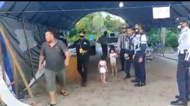 Viral Video Ayah Serahkan 2 Anaknya, Tak Mampu Beli Susu saat Wabah Corona