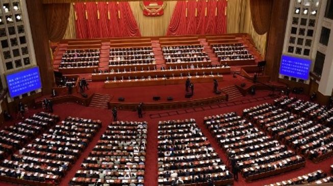 Sejumlah pejabat China, mengenakan masker wajah menghadiri sesi pembukaan Kongres Rakyat Nasional (NPC) setelah wabah penyakit virus corona (COVID-19), di Aula Besar Rakyat di Beijing, China, Jumat (22/5/2020).[AFP]  