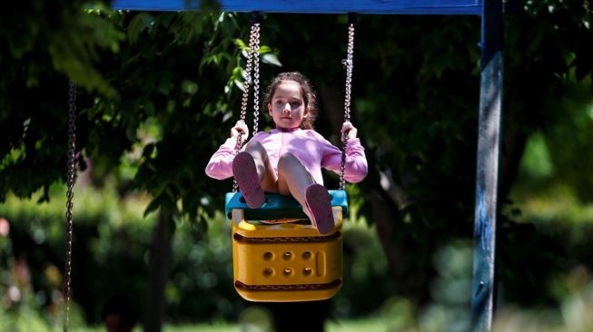 Anak-anak bermain di taman setelah Turki mengizinkan anak-anak 14 tahun meninggalkan rumah di Antalya, Turki pada 27 Mei 2020.  [Foto/Anadolu Agency]