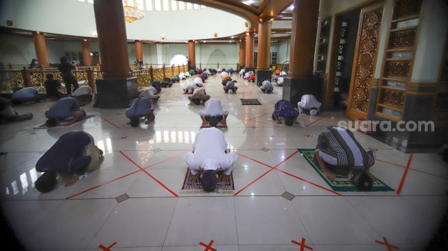 Warga beribadah shalat Jumat dengan menerapkan jarak fisik atau physical distancing di Masjid Agung Al-Barkah, Bekasi, Jawa Barat, Jumat (29/5). [Suara.com/Alfian Winanto]