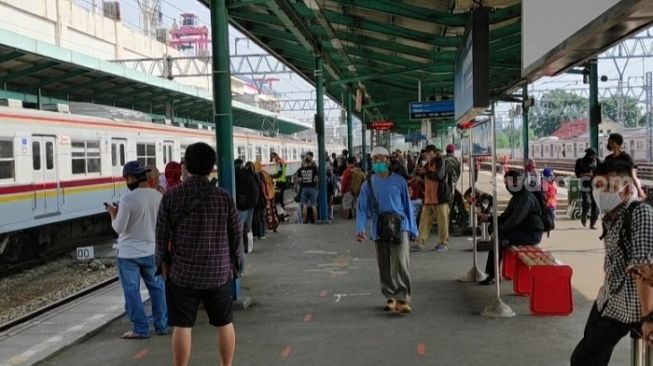 Jelang New Normal di KRL, Stasiun Manggarai Mulai Ramai Lagi