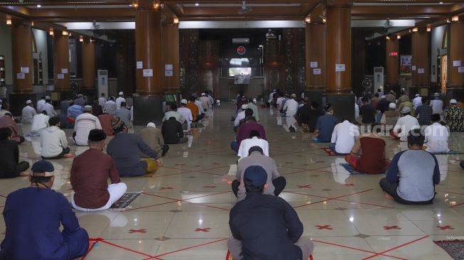 Warga mendengarkan khotbah shalat Jumat di Masjid Agung Al-Barkah, Bekasi, Jawa Barat, Jumat (29/5). [Suara.com/Alfian Winanto]
