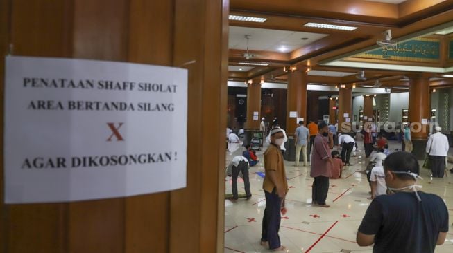 Warga melaksanakan shalat sunnah di Masjid Agung Al-Barkah, Bekasi, Jawa Barat, Jumat (29/5). [Suara.com/Alfian Winanto]