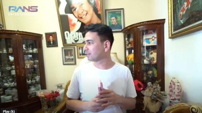 Raffi Ahmad bagi-bagi THR kepada keluarga Billy Syahputra [YouTube/Rans Entertainment] 