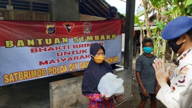 Anggota Batalyon A Brimob Polda DIY melakukan Bakti Sosial dengan menunggangi sepeda, Jumat (29/5/2020). - (SuaraJogja.id/HO-Brimob Polda DIY)