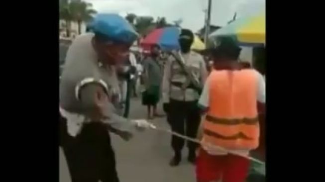 Gebuk Warga Tak Bermasker Pakai Rotan, 8 Polisi di Polda Maluku Ditangkap!