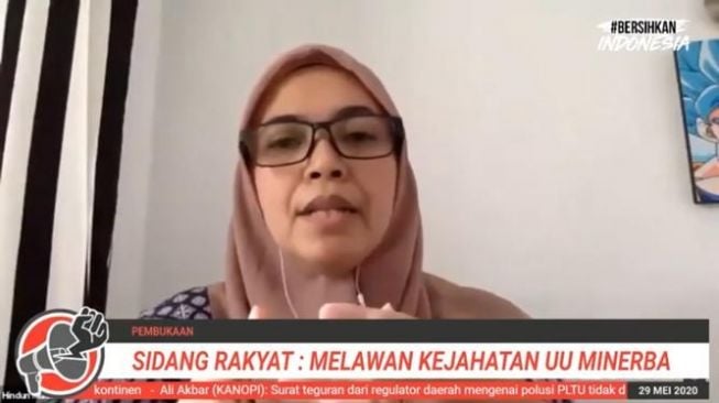 Sejumlah perwakilan dari koalisi BerishkanIndonesia saat menggelar sidang rakyat tandingan UU Minerba. (istimewa).