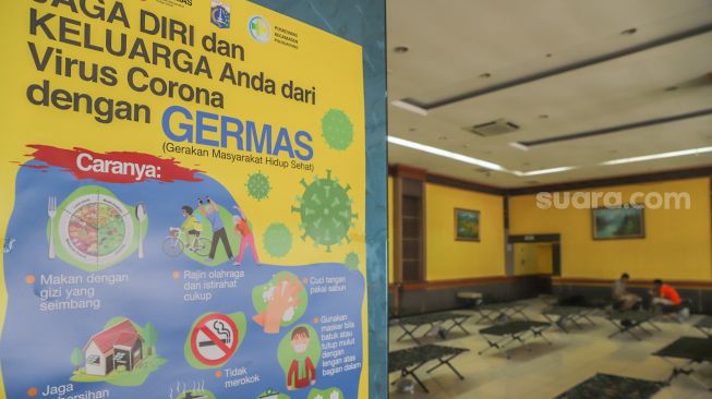 Poster berisi imbauan COVID-19 di ruang karantina pemudik di Gelanggang Remaja Pulogadung, Jakarta Timur, Jumat (29/5). [Suara.com/Alfian Winanto]