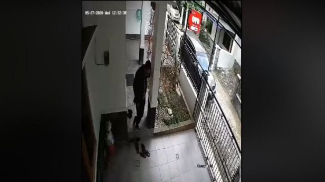 Viral Pencuri Terekam CCTV, Netizen: Mau Lapor Polisi, Gak Punya Uang