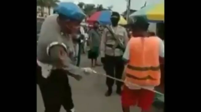 Viral Polisi di Ambon Hukum Pecut Warga yang Tak Pakai Masker