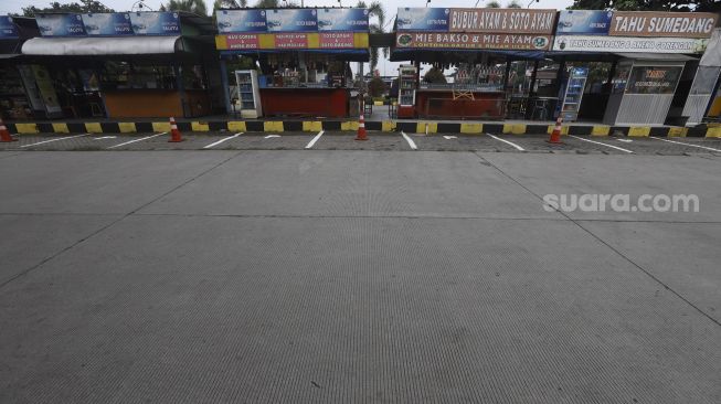 Suasana sepi di Rest Area KM 62 Tol Cikampek-Jakarta, Karawang, Jawa Barat, Kamis (28/5). [Suara.com/Angga Budhiyanto] 