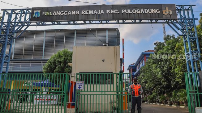 Petugas berjaga di posko karantina  Gelanggang Remaja Pulogadung, Jakarta Timur, Jumat (29/5). [Suara.com/Alfian Winanto]