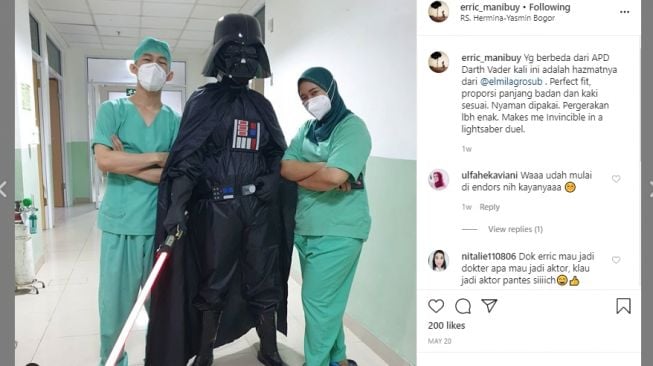 Demi Hibur Pasien, Dokter Ubah Baju Hazmat Jadi Kostum Superhero