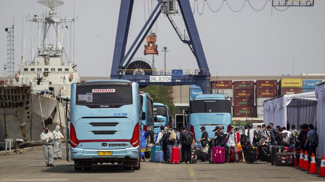 Sejumlah Warga Negara Indonesia (WNI) yang menjadi Anak Buah Kapal (ABK) Kapal Pesiar MV Nieuw Amsterdam tiba di Pelabuhan JICT 2, Tanjung Priok, Jakarta, Jumat (29/5). [ANTARA FOTO/Dhemas Reviyanto]