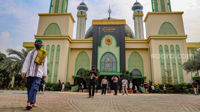 Warga meninggalkan masjid usai melaksanakan ibadah shalat Jumat di Masjid Agung Al-Barkah, Bekasi, Jawa Barat, Jumat (29/5). [Suara.com/Alfian Winanto]
