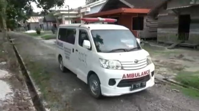 Daihatsu Gran Max yang dikemudikan Letda Laut (P) Soleh Rio berangkat mengantar warga ke puskesmas untuk tes swab [ANTARA/Firman] 