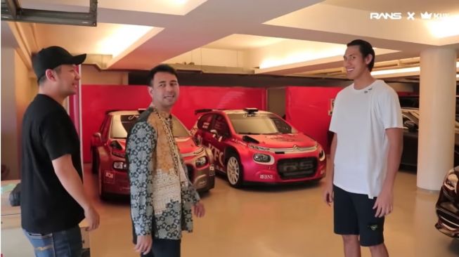 Raffi Ahmad bersama Gading Marten main ke garasi pembalap Indonesia Sean Gelael (Youtube)