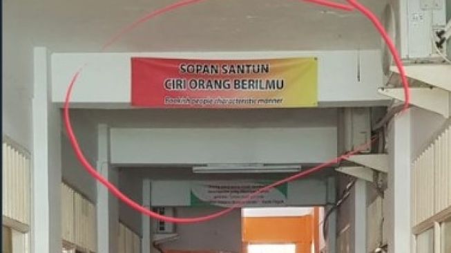 Viral Spanduk Sekolah Ini  Bikin Orangtua Mikir Dua Kali Menyekolahkan Anak