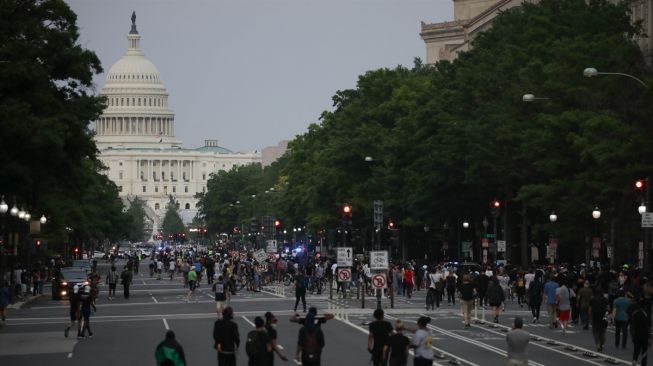 Aksi demonstrasi memprotes kematian George Floyd di Washington DC. (Anadolu Agency/Yasin Ozturk)