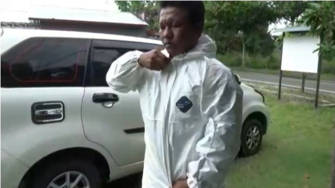 Letda Laut (P) Soleh Rio melakukan persiapan dengan baju APD [ANTARA/Firman].