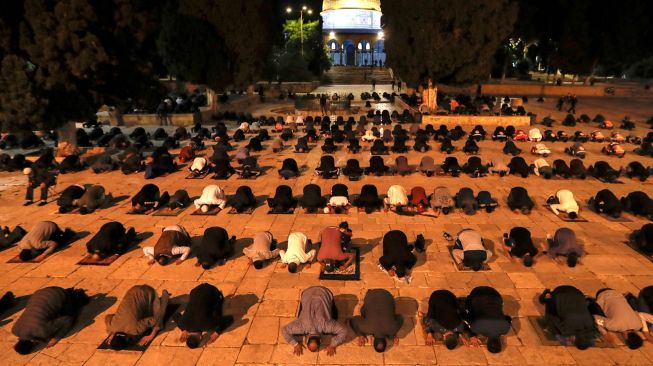 Umat Islam Palestina bersujud di kompleks Masjid Al-Aqsa di Yerusalem, Minggu (31/5). [AFP Photo]
