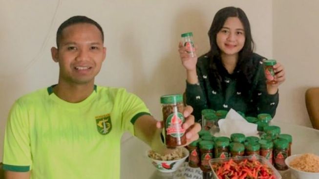 Oktafianus Fernando bersama istri menggeluti bisnis kecil-kecilan selama jeda pandemi ini (dok. Persebaya).