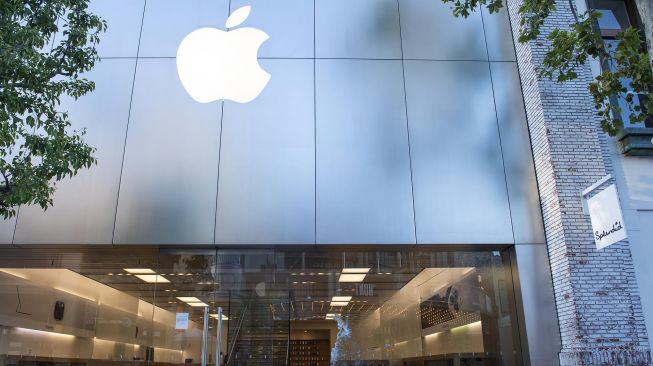 Suasana toko Apple usai dijarah pengunjuk rasa di pusat perbelanjaan Grove di Fairfax District of Los Angeles, Amerika Serikat, Sabtu (30/5).  [VALERIE MACON / AFP